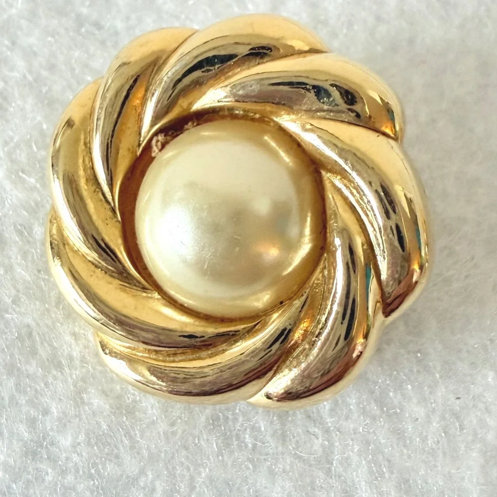 Kenneth Jay Lane KJL Clip Earrings Gold Tone Pearl Swirl Vintage‎ Chic